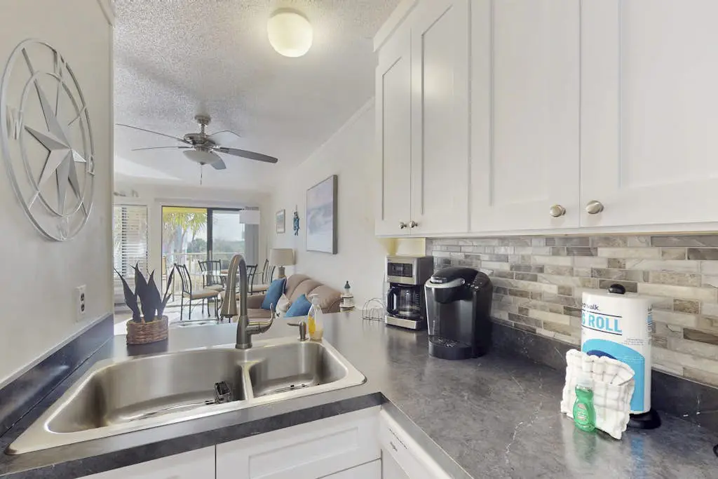 Beach condo with balcony, pools, & hot tub- near golf & beach