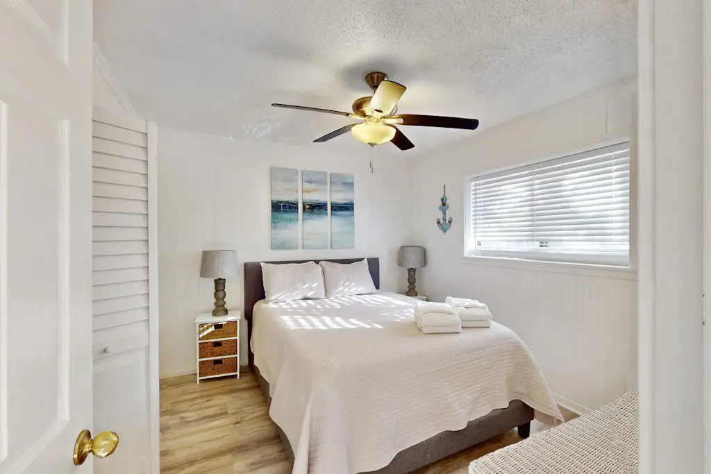 Beach condo with balcony, pools, & hot tub- near golf & beach