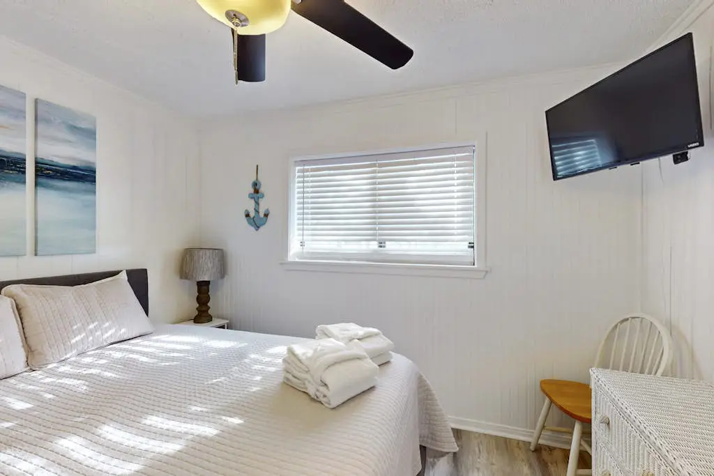 Beach condo with balcony, pools, & hot tub- near golf & beach