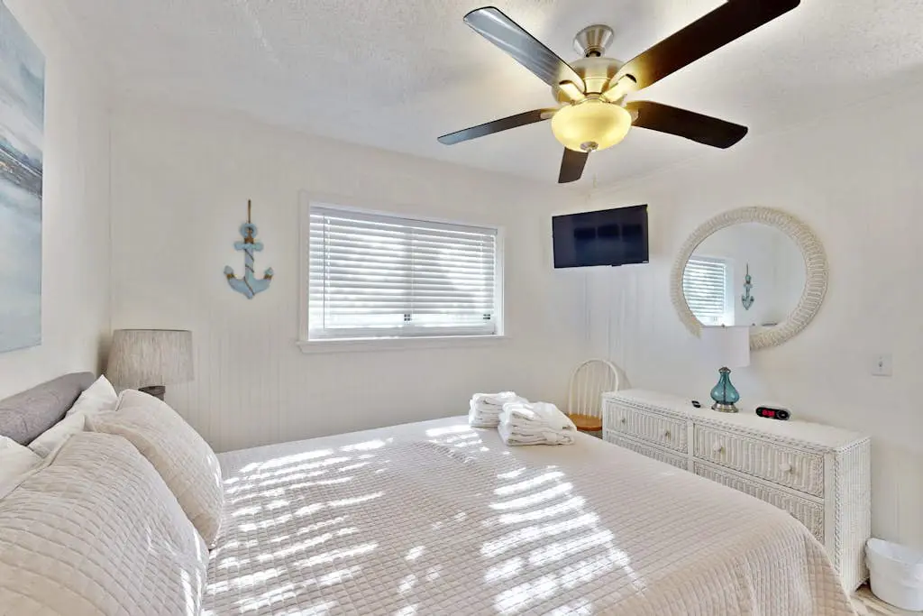 Beach condo with balcony, pools, & hot tub- near golf & beach