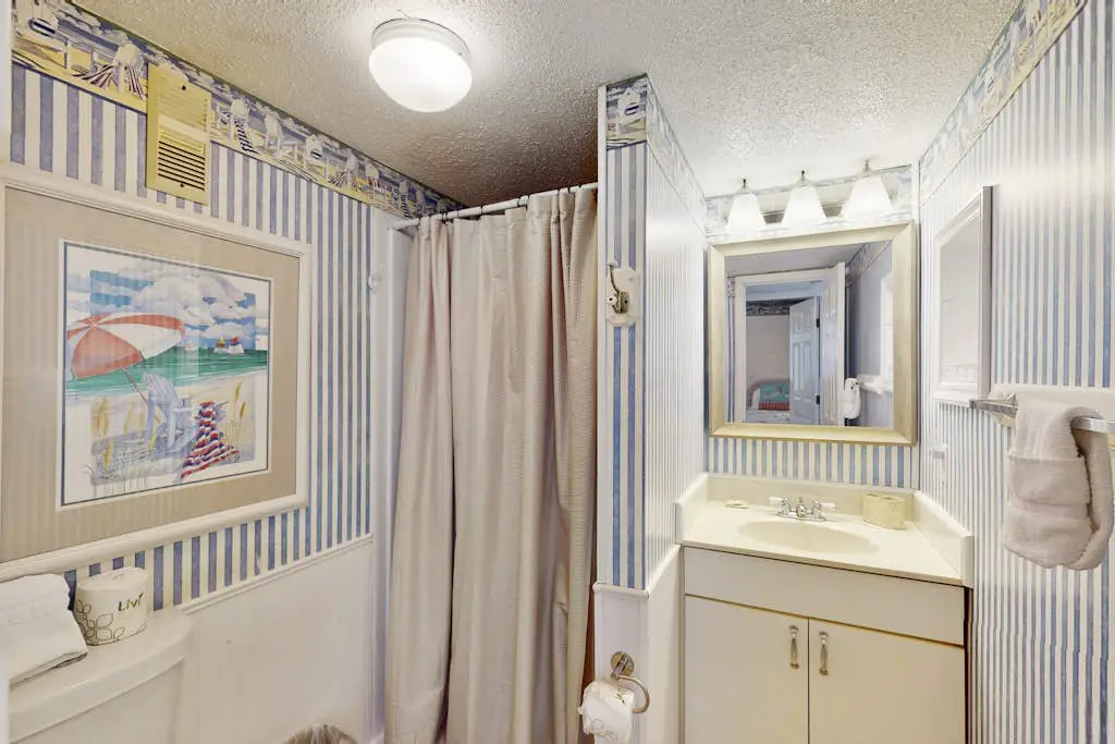 Beach condo with balcony, pools, & hot tub- near golf & beach