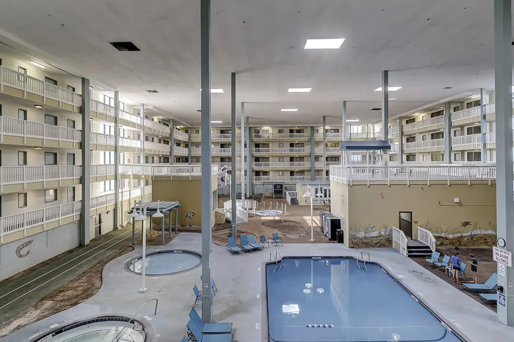 Beach condo with balcony, pools, & hot tub- near golf & beach