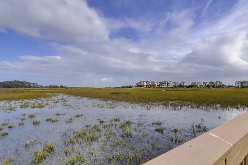 Beach condo with balcony, pools, & hot tub- near golf & beach