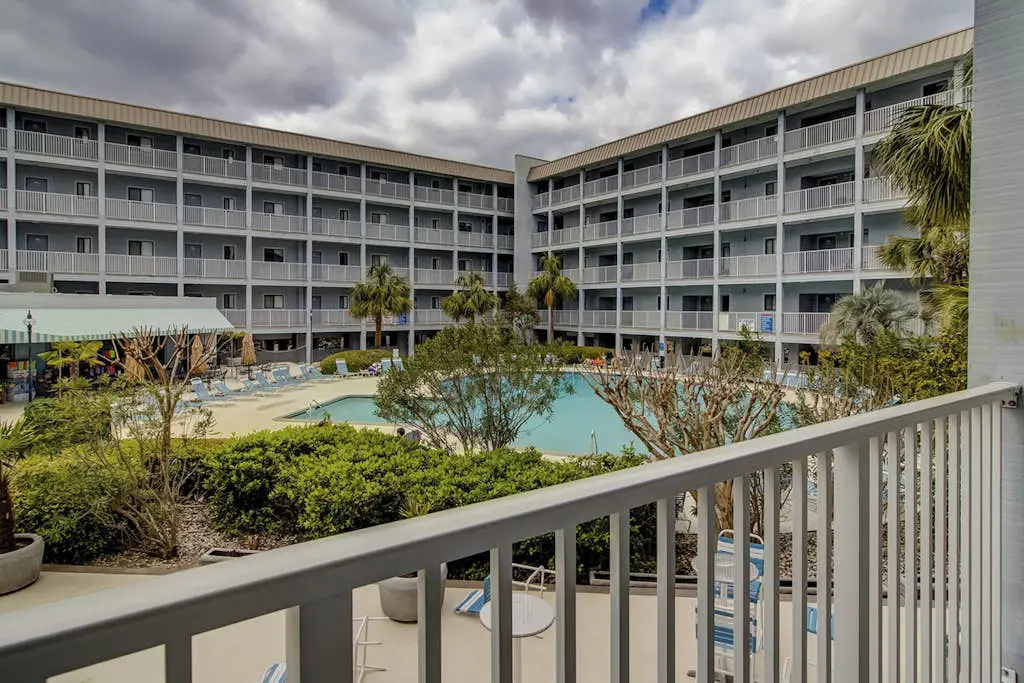 Beach condo with balcony, pools, & hot tub- near golf & beach