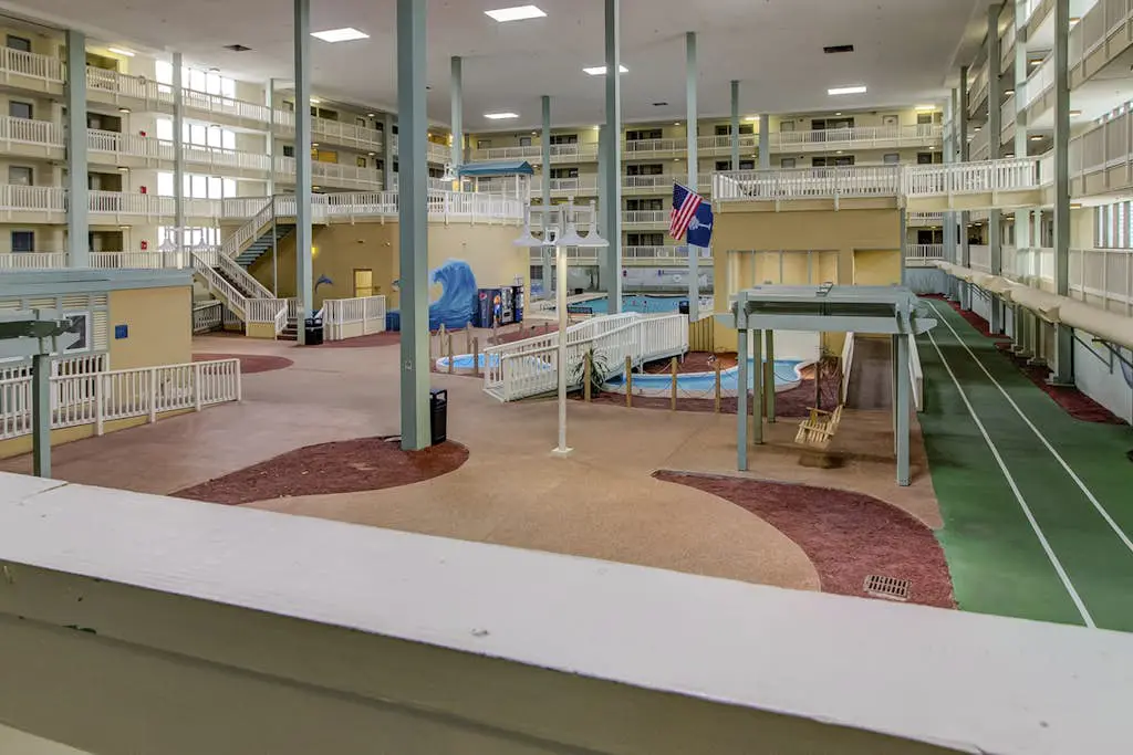 Beach condo with balcony, pools, & hot tub- near golf & beach
