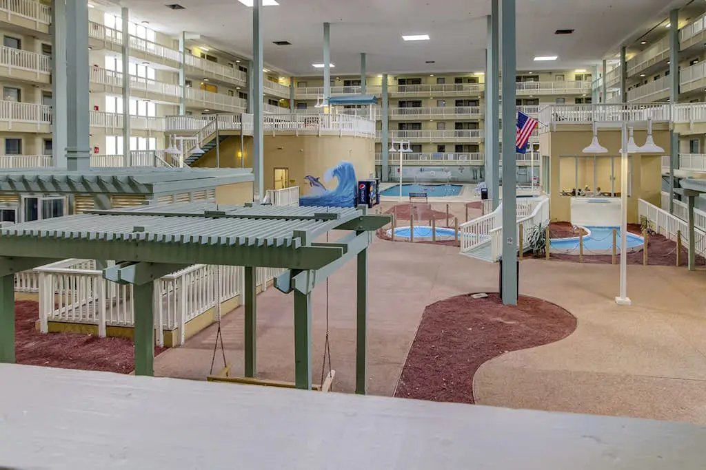 Beach condo with balcony, pools, & hot tub- near golf & beach