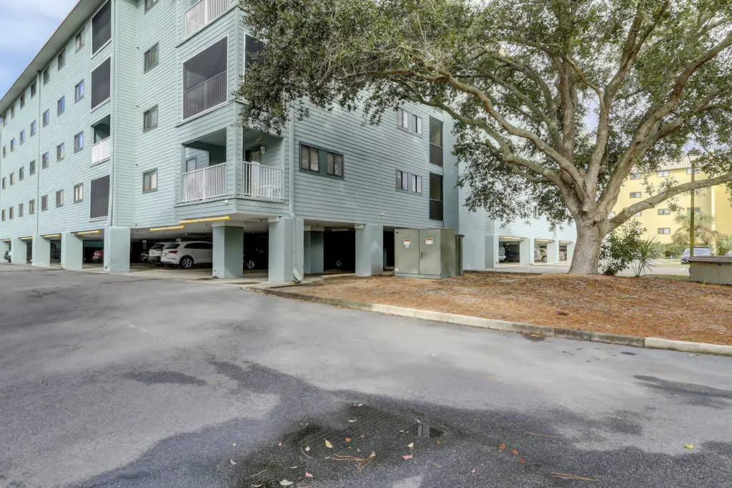 Beach condo with balcony, pools, & hot tub- near golf & beach
