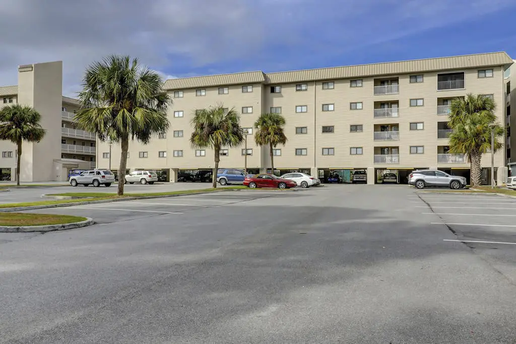 Beach condo with balcony, pools, & hot tub- near golf & beach