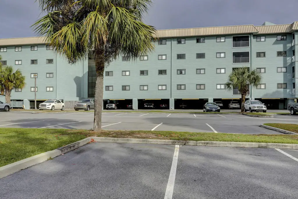 Beach condo with balcony, pools, & hot tub- near golf & beach