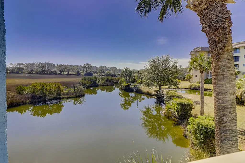 Beach condo with balcony, pools, & hot tub- near golf & beach
