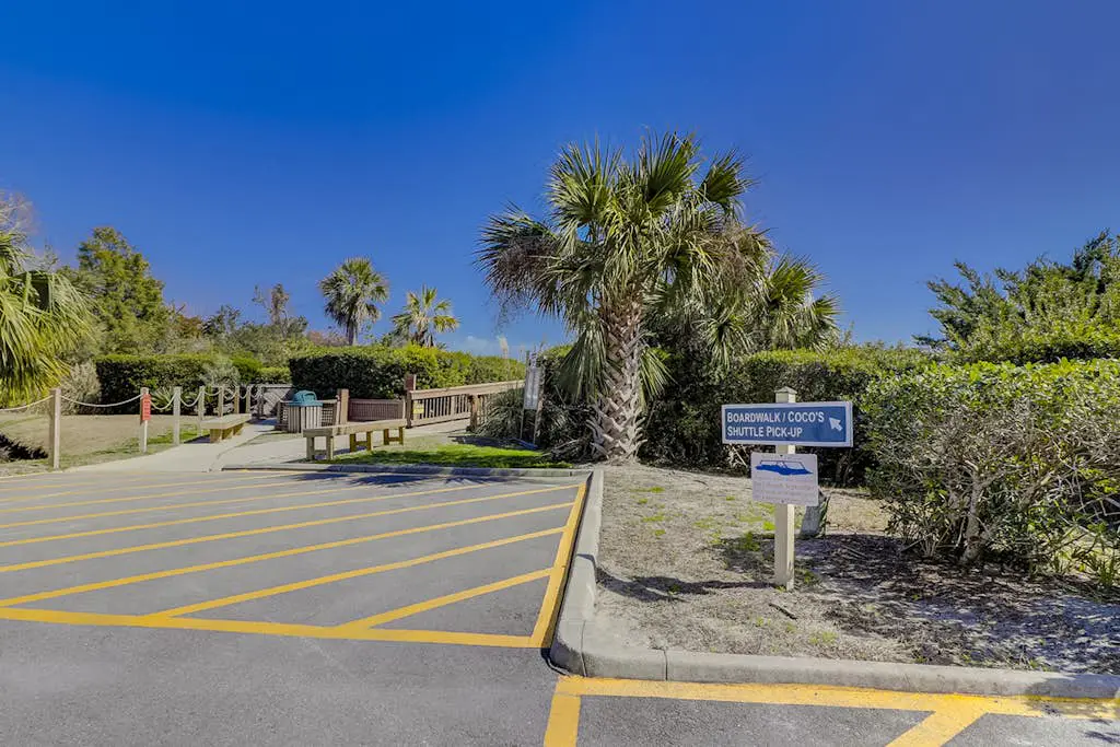 Beach condo with balcony, pools, & hot tub- near golf & beach