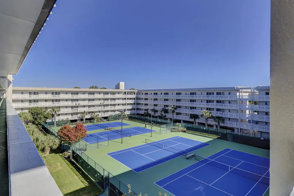 Beach condo with balcony, pools, & hot tub- near golf & beach