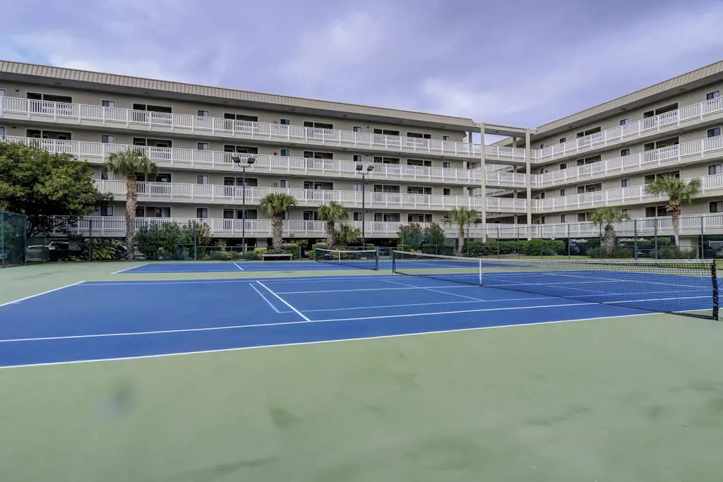 Beach condo with balcony, pools, & hot tub- near golf & beach