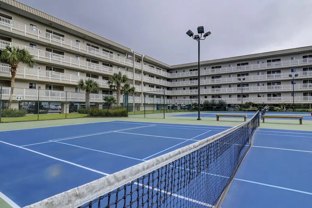 Beach condo with balcony, pools, & hot tub- near golf & beach