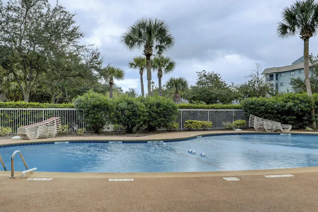 Beach condo with balcony, pools, & hot tub- near golf & beach