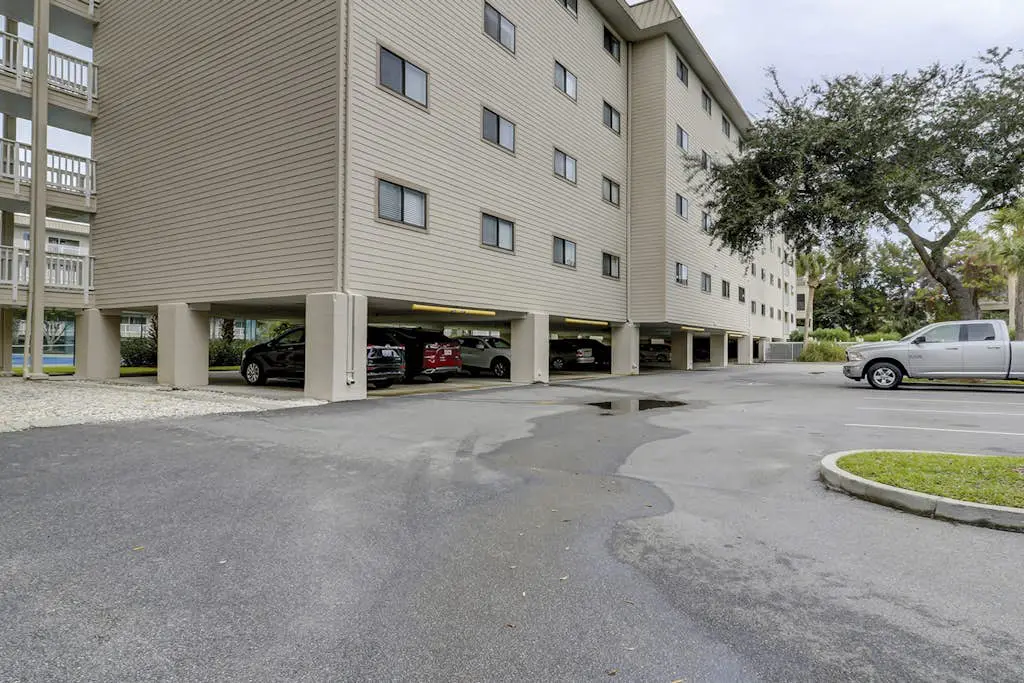 Beach condo with balcony, pools, & hot tub- near golf & beach