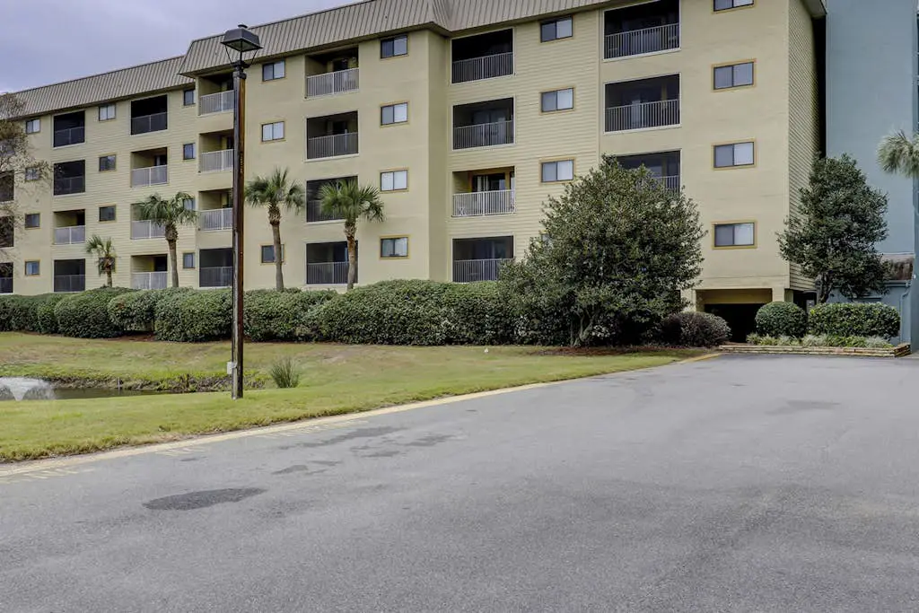 Beach condo with balcony, pools, & hot tub- near golf & beach