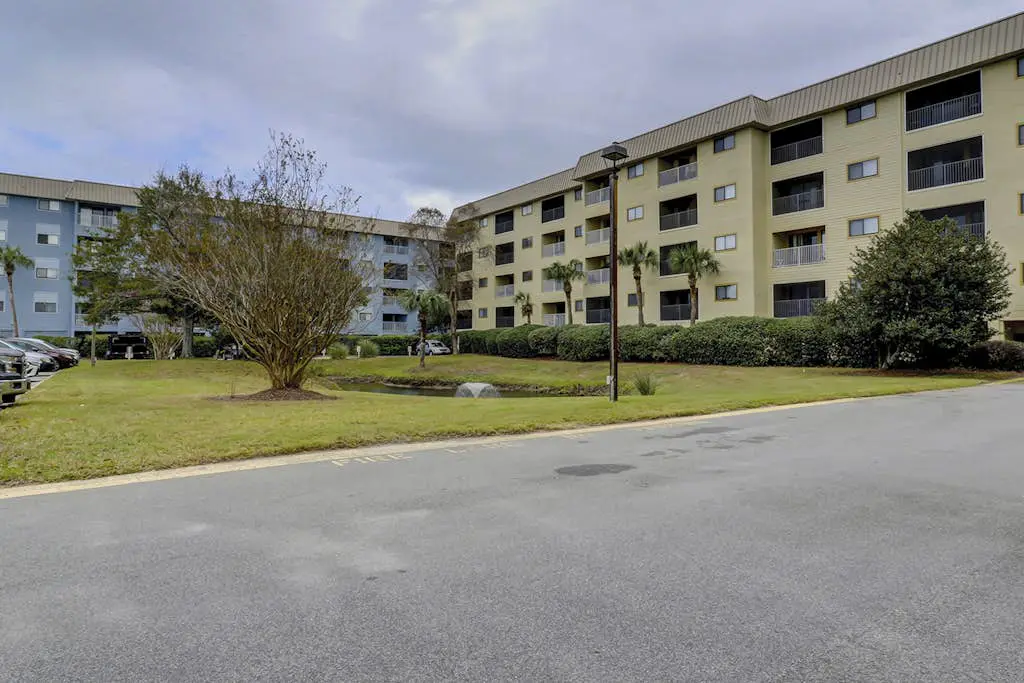 Beach condo with balcony, pools, & hot tub- near golf & beach
