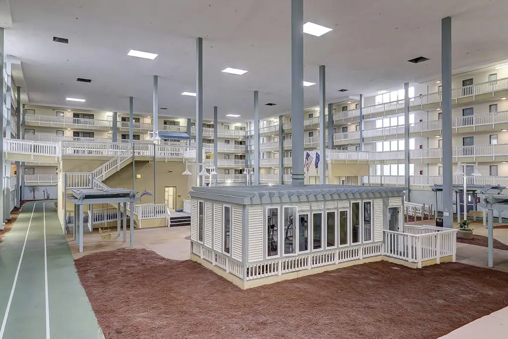 Beach condo with balcony, pools, & hot tub- near golf & beach