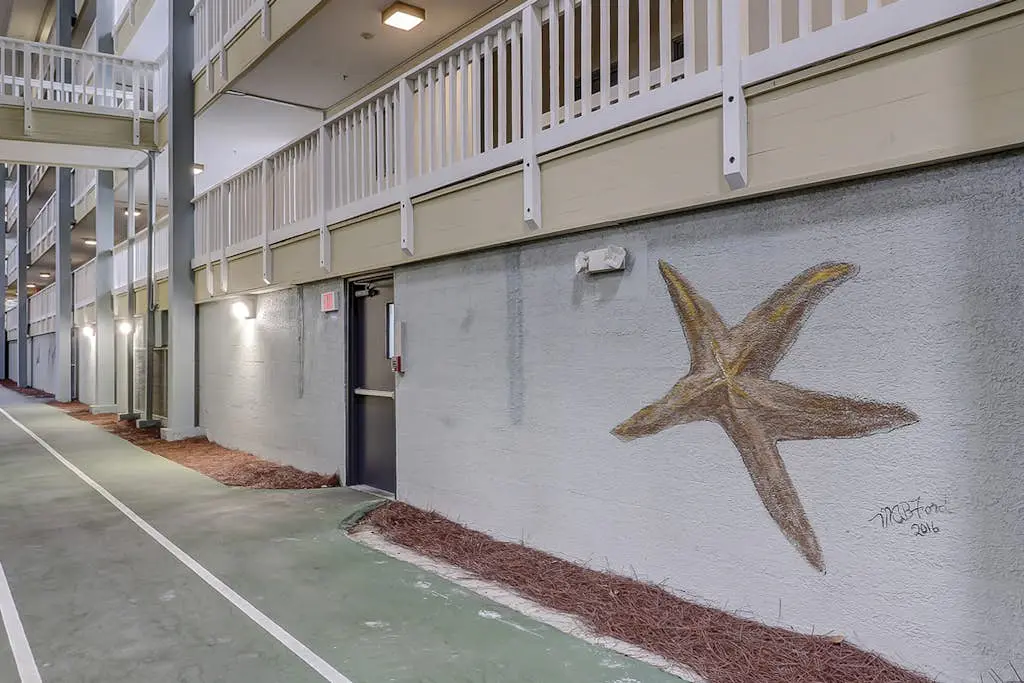Beach condo with balcony, pools, & hot tub- near golf & beach