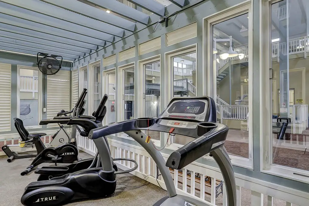 Beach condo with balcony, pools, & hot tub- near golf & beach