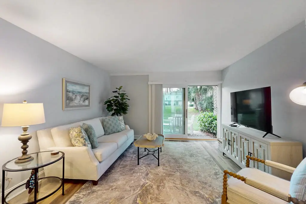 Spacious condo with patio, pool, walking distance to beach - near Coligny