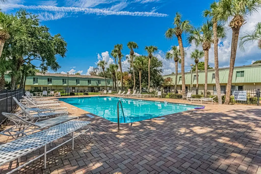 Spacious condo with patio, pool, walking distance to beach - near Coligny