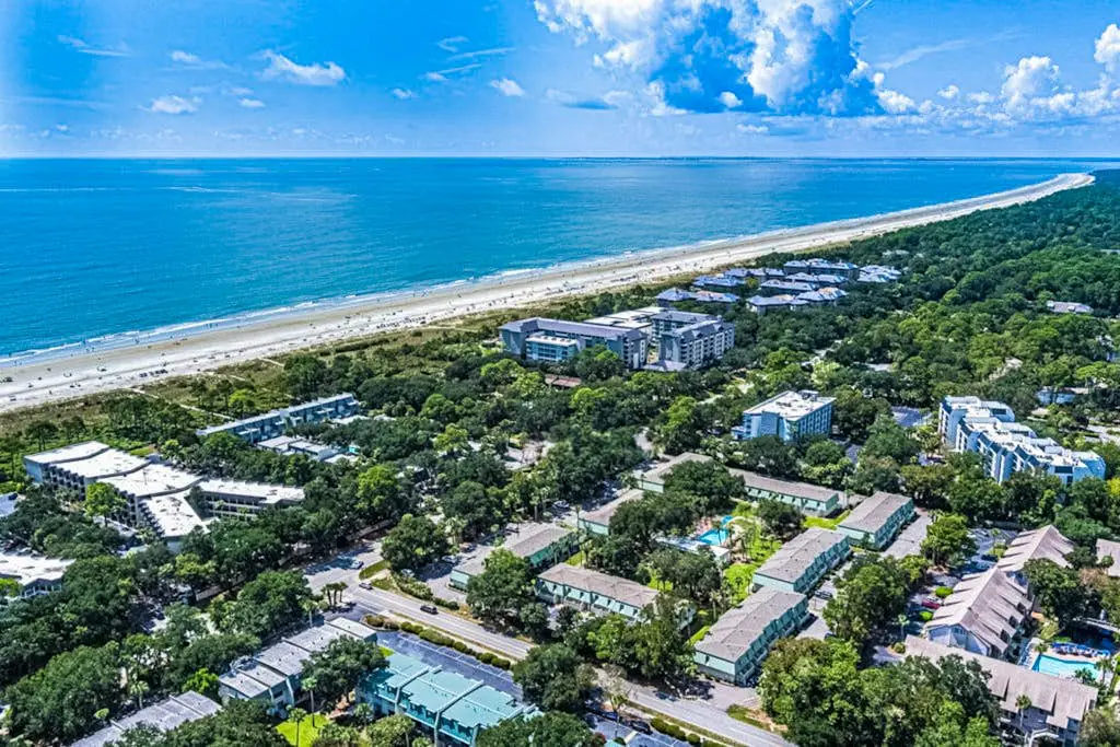 Spacious condo with patio, pool, walking distance to beach - near Coligny
