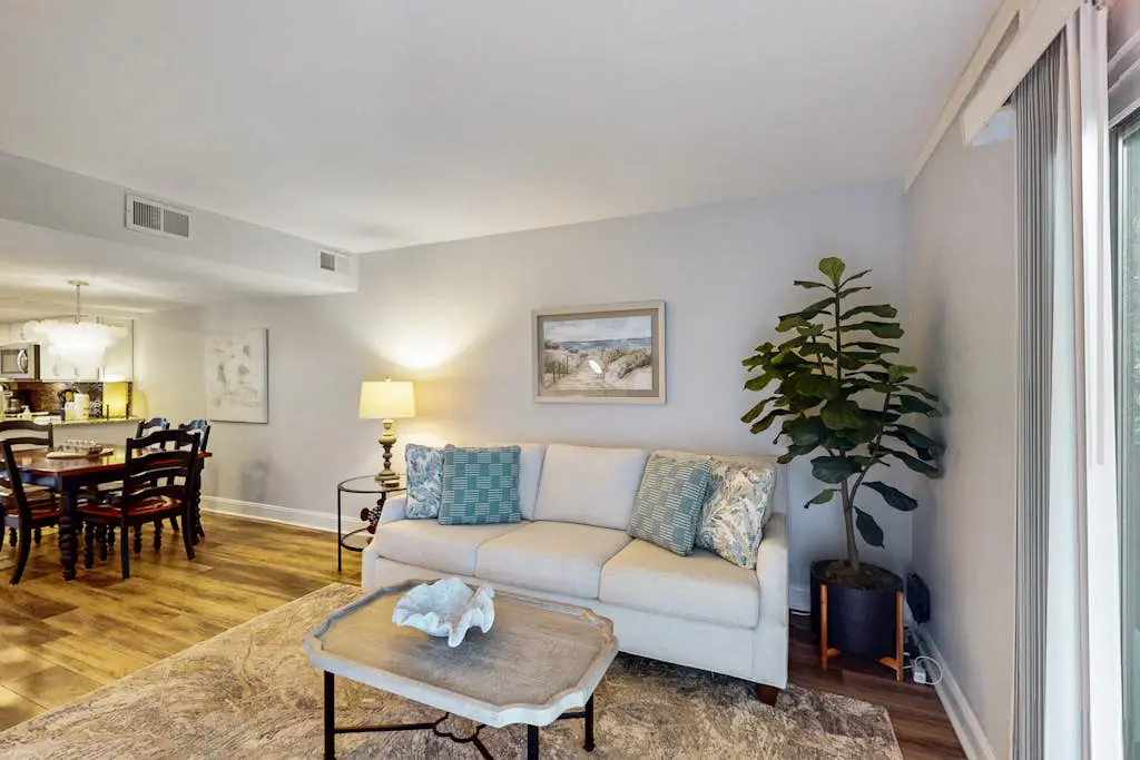 Spacious condo with patio, pool, walking distance to beach - near Coligny