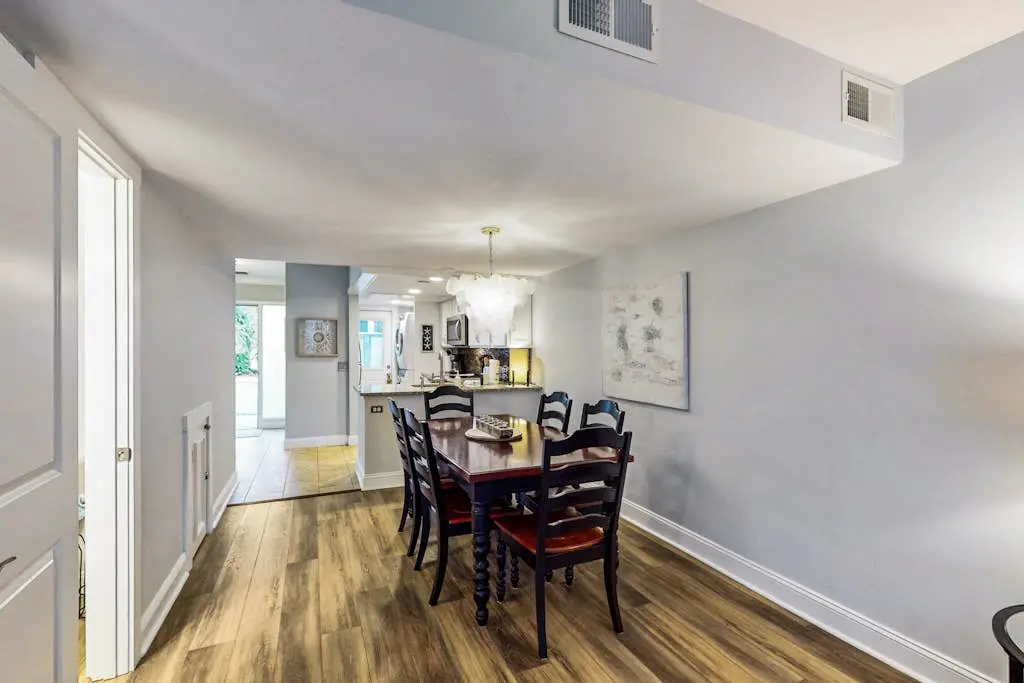 Spacious condo with patio, pool, walking distance to beach - near Coligny