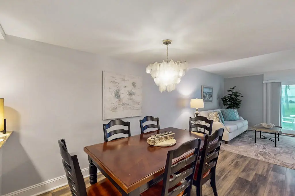 Spacious condo with patio, pool, walking distance to beach - near Coligny