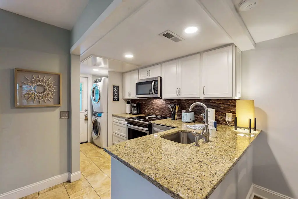 Spacious condo with patio, pool, walking distance to beach - near Coligny