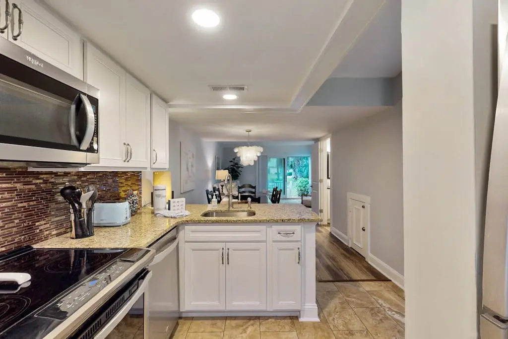 Spacious condo with patio, pool, walking distance to beach - near Coligny