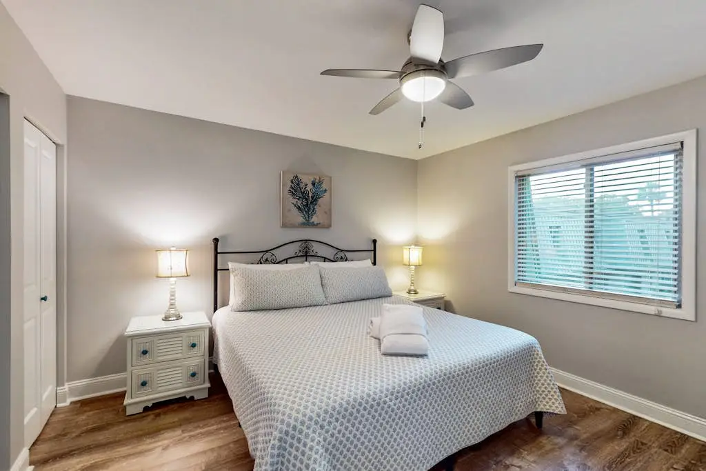 Spacious condo with patio, pool, walking distance to beach - near Coligny
