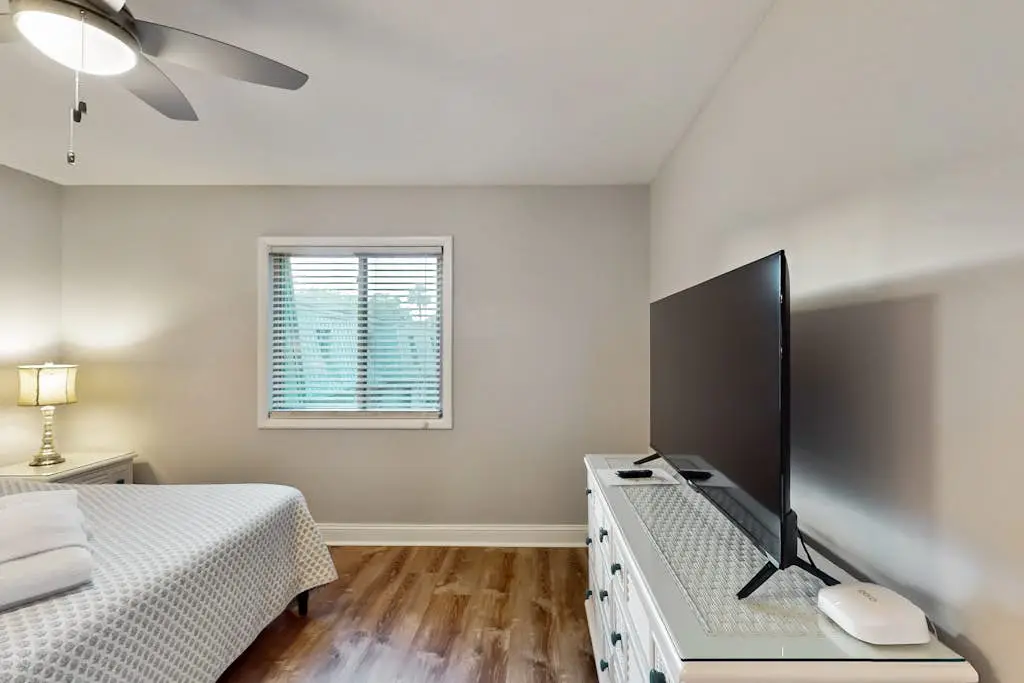 Spacious condo with patio, pool, walking distance to beach - near Coligny