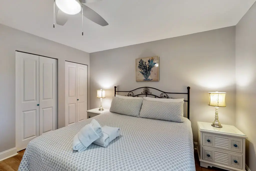Spacious condo with patio, pool, walking distance to beach - near Coligny