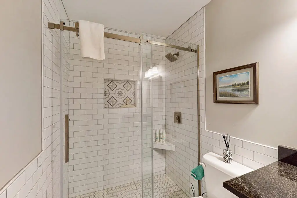 Spacious condo with patio, pool, walking distance to beach - near Coligny