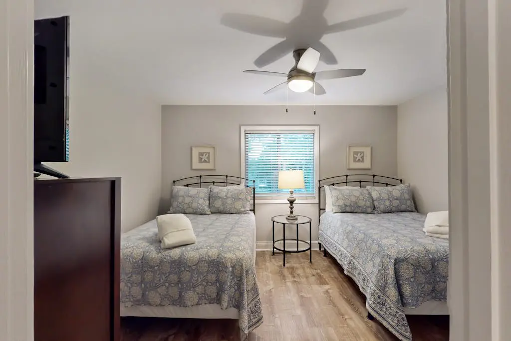 Spacious condo with patio, pool, walking distance to beach - near Coligny