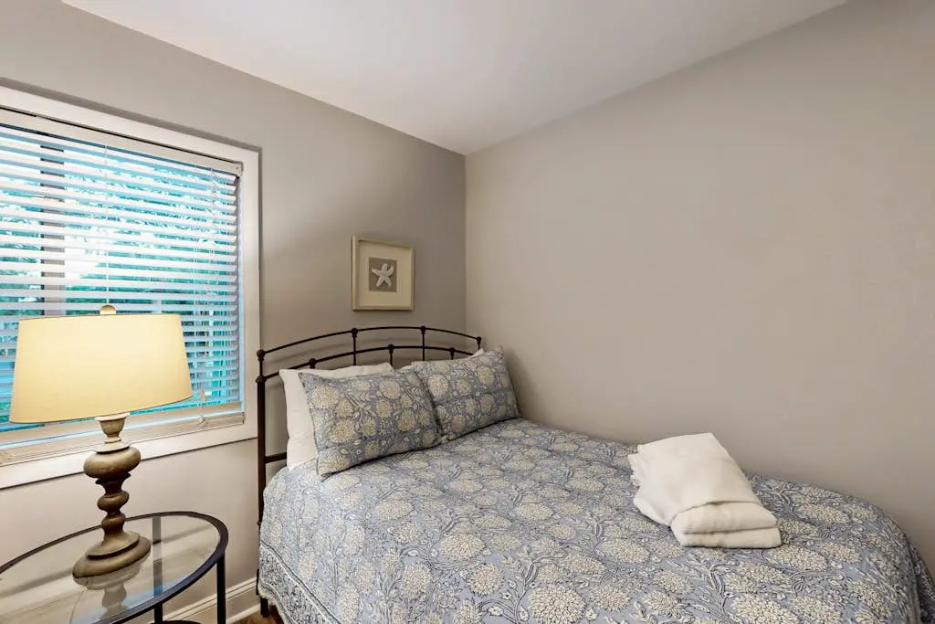 Spacious condo with patio, pool, walking distance to beach - near Coligny