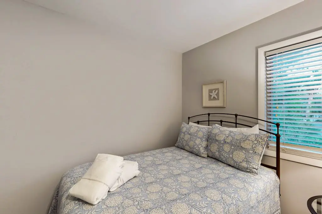 Spacious condo with patio, pool, walking distance to beach - near Coligny
