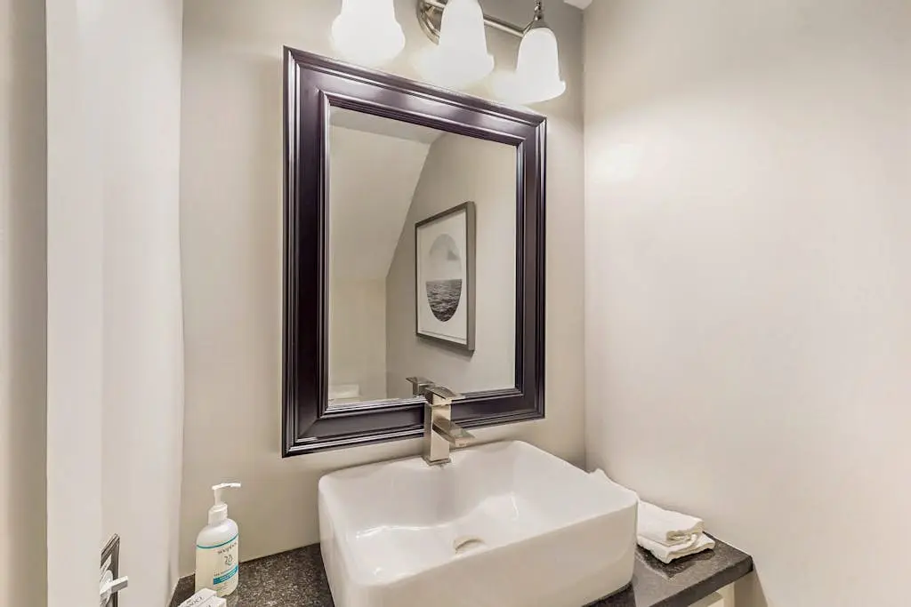 Spacious condo with patio, pool, walking distance to beach - near Coligny