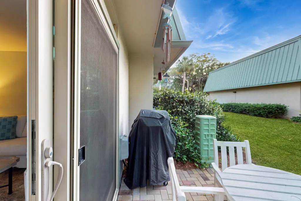 Spacious condo with patio, pool, walking distance to beach - near Coligny