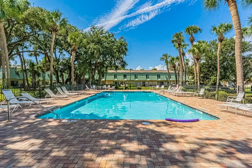 Spacious condo with patio, pool, walking distance to beach - near Coligny