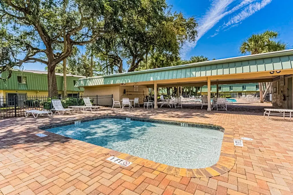 Spacious condo with patio, pool, walking distance to beach - near Coligny