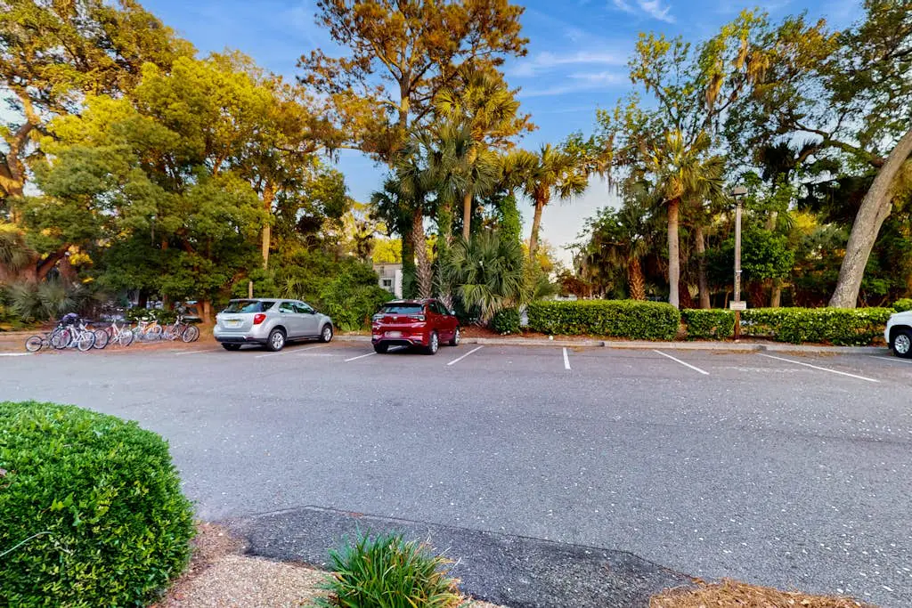 Spacious condo with patio, pool, walking distance to beach - near Coligny