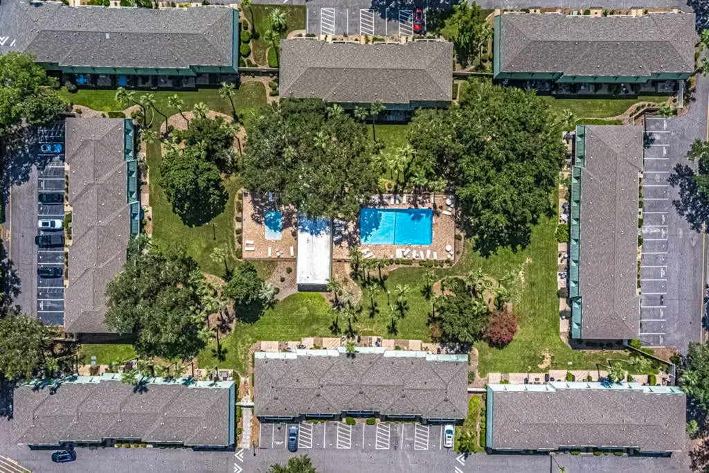 Spacious condo with patio, pool, walking distance to beach - near Coligny