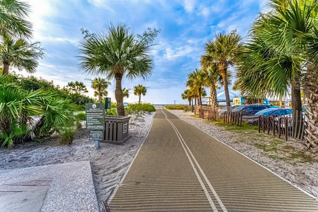 Spacious condo with patio, pool, walking distance to beach - near Coligny