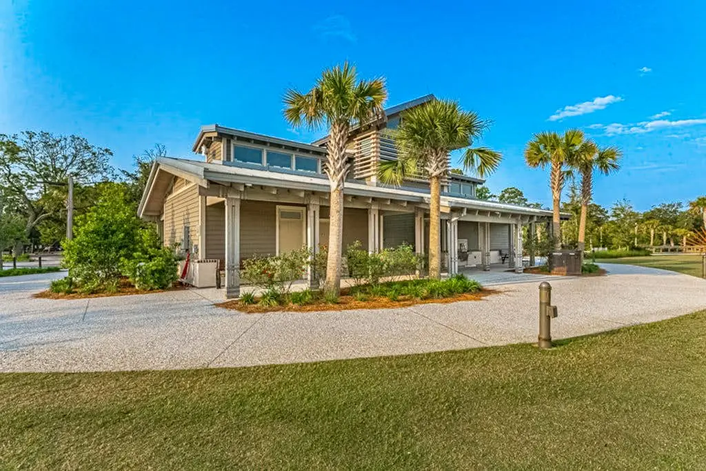 Spacious condo with patio, pool, walking distance to beach - near Coligny