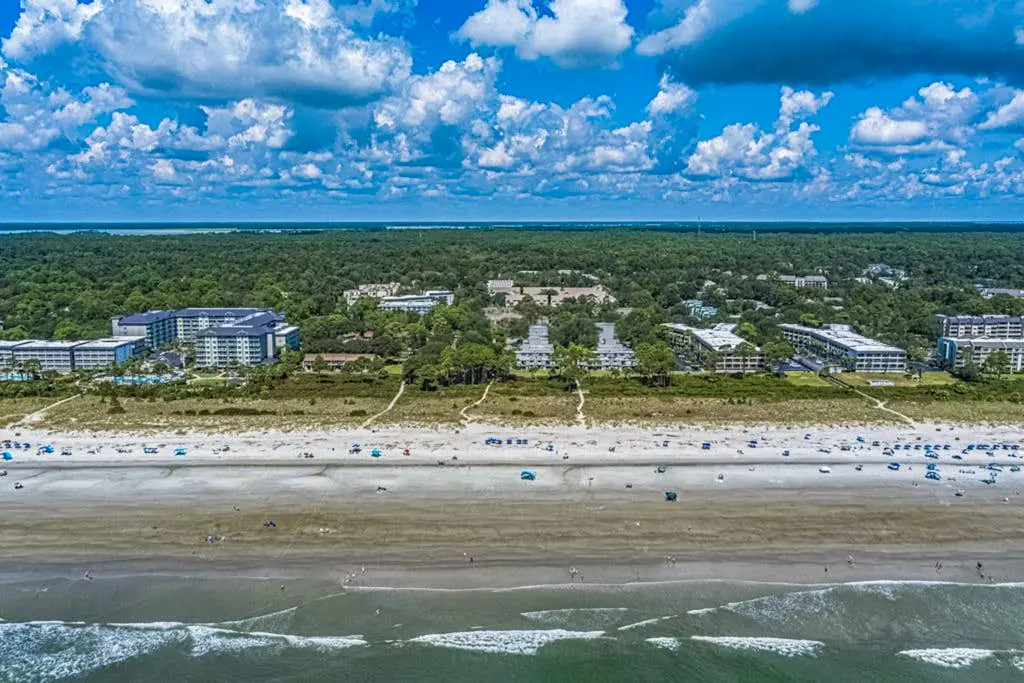 Spacious condo with patio, pool, walking distance to beach - near Coligny