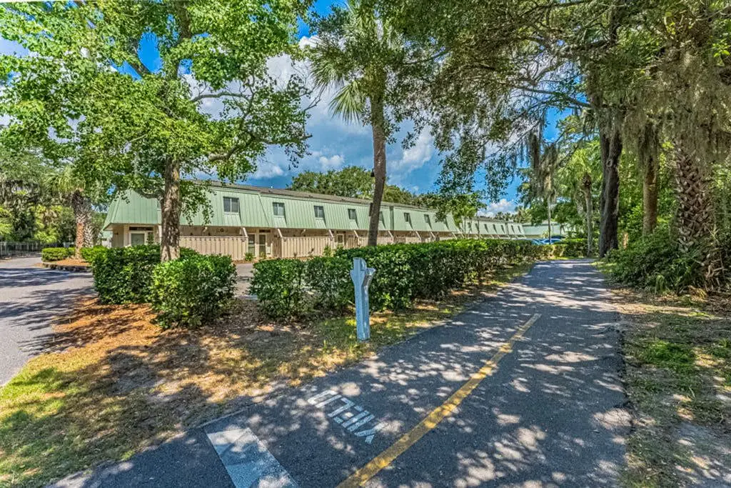 Spacious condo with patio, pool, walking distance to beach - near Coligny
